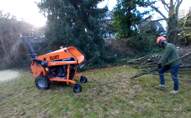 Persoon die helpt met het onderhouden van een tuin