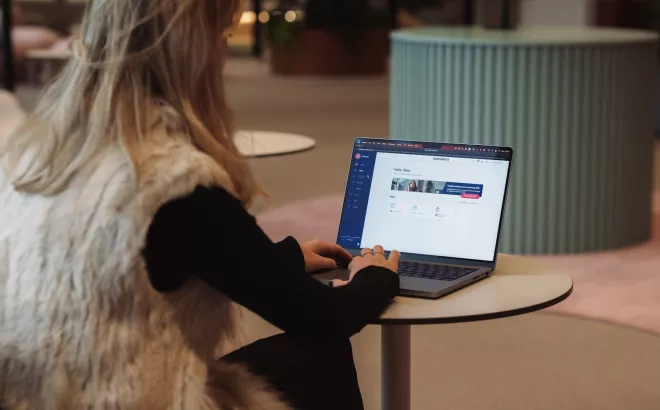 Een jobstudente die informatie opzoekt op haar laptop
