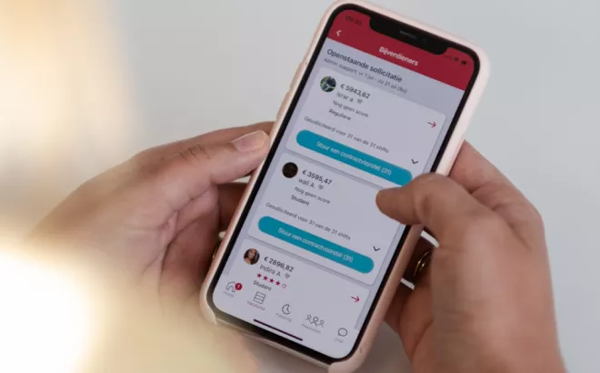 Een smartphone met openstaande sollicitaties voor een vacature via de NOWJOBS-app