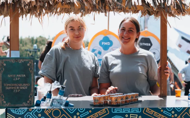 Twee jobstudenten die werken achter de bar op Tomorrowland