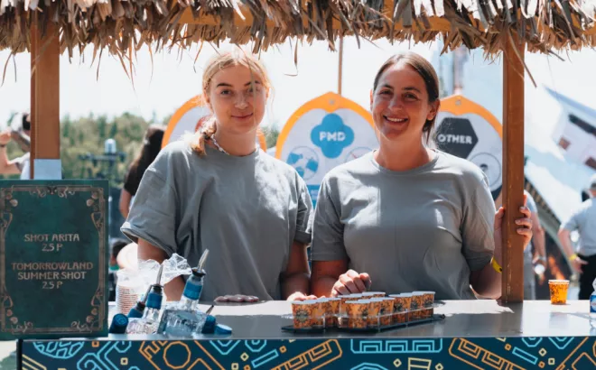 Deux étudiantes qui travaillent derrière le bar à Tomorrowland