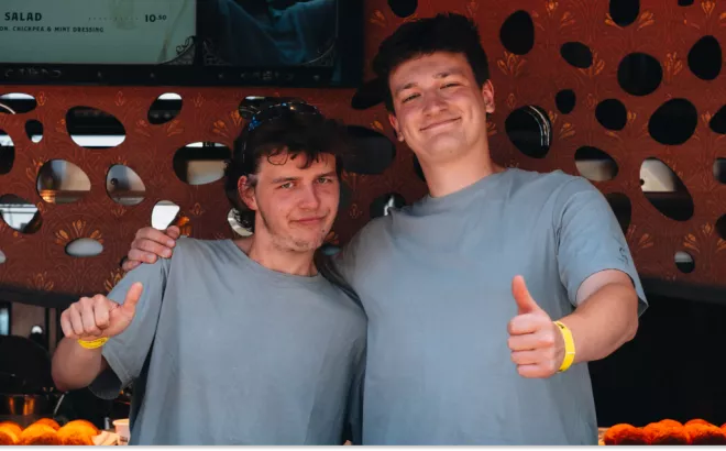 Twee studenten die werken achter de bar op Tomorrowland