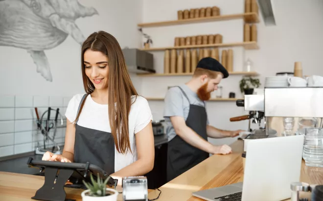 Deux personnes en train de travailler comme baristas dans un café