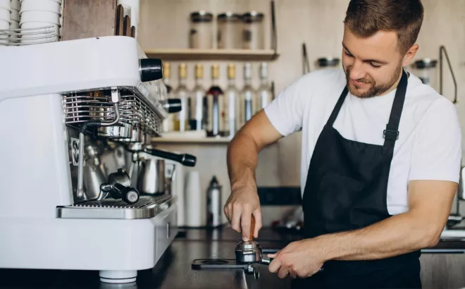 Bijverdiener aan de slag als barista in een koffiebar