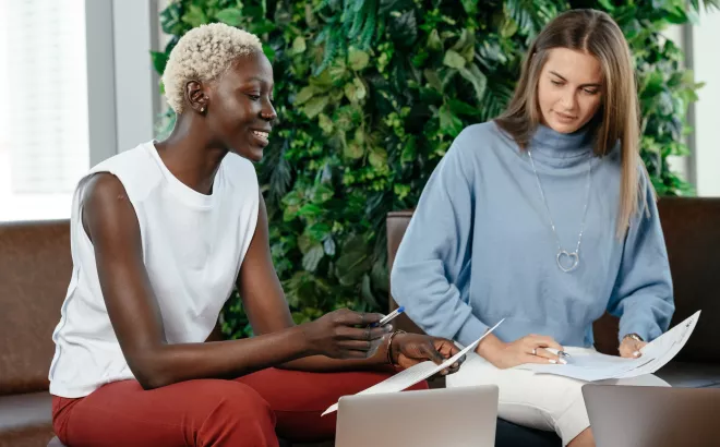 Deux femmes examinent un contrat