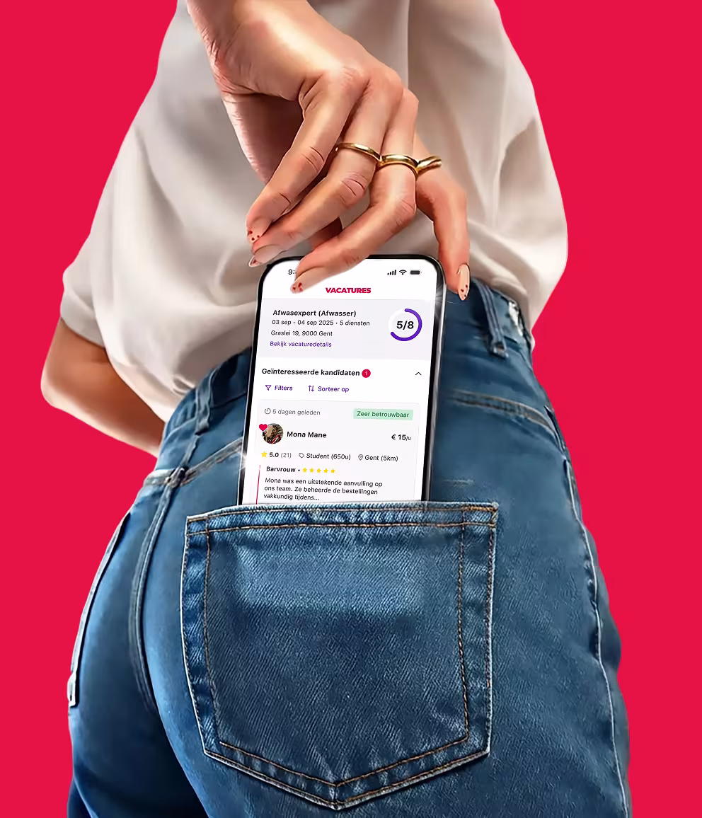 Smartphone met Nowjobs-app zichtbaar in een achterzak van een jeansbroek